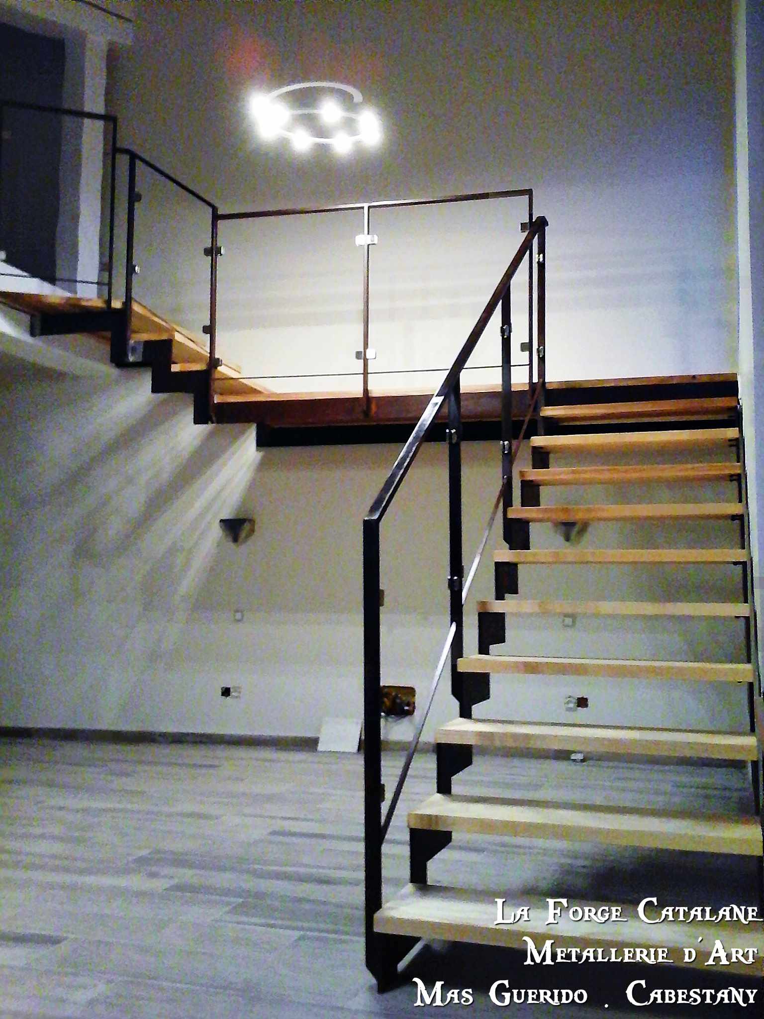 escalier fer marches bois passerelle double limons decoupe laser fer forge catalane (2).jpg